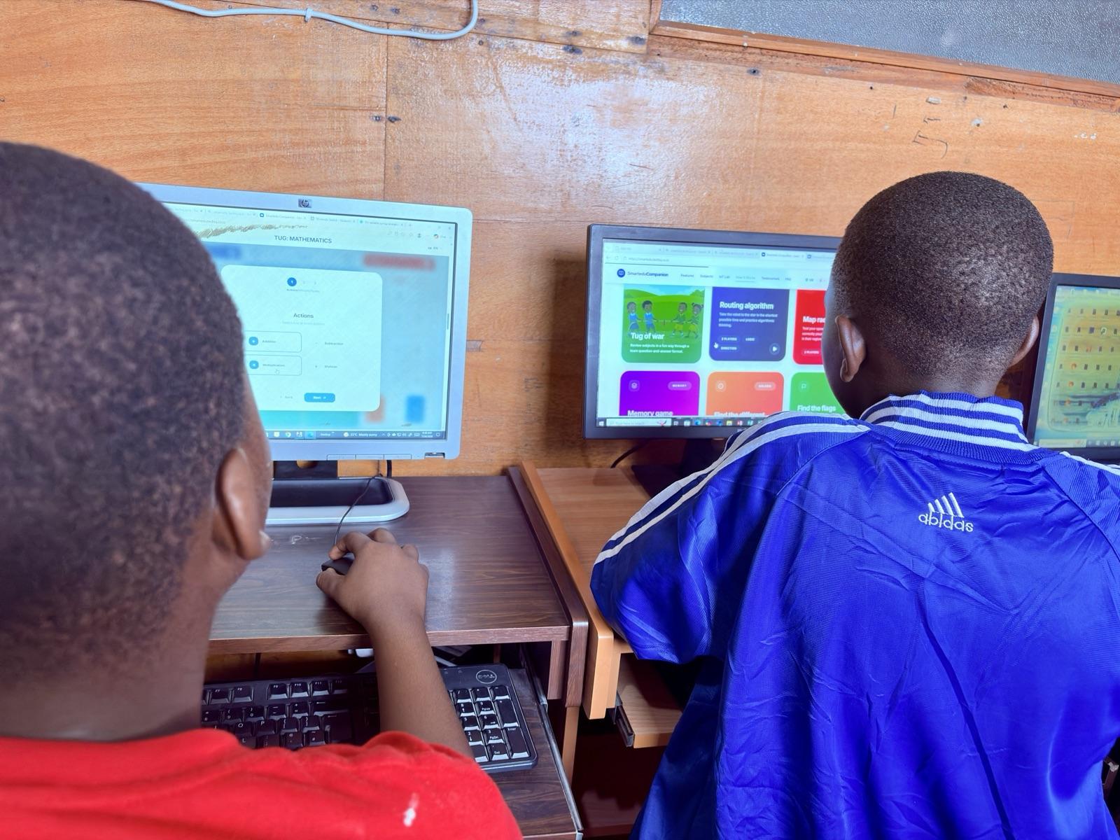 Pupils choosing SmartEdu subjects on the lab computers
